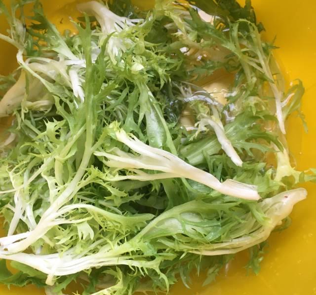 花生拌苦菊，家常小凉菜，好吃开胃还去火！