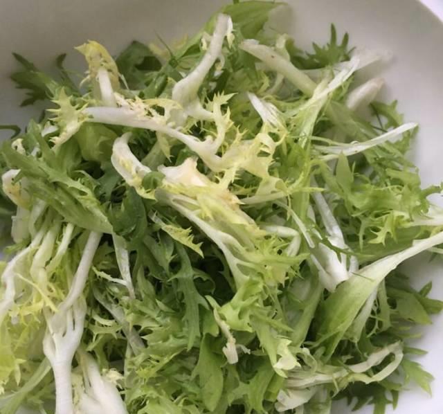 花生拌苦菊，家常小凉菜，好吃开胃还去火！
