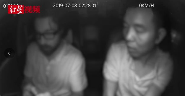 老外酒后拒付车费，还挥拳殴打的哥！致面部多处骨折，警方：已控制