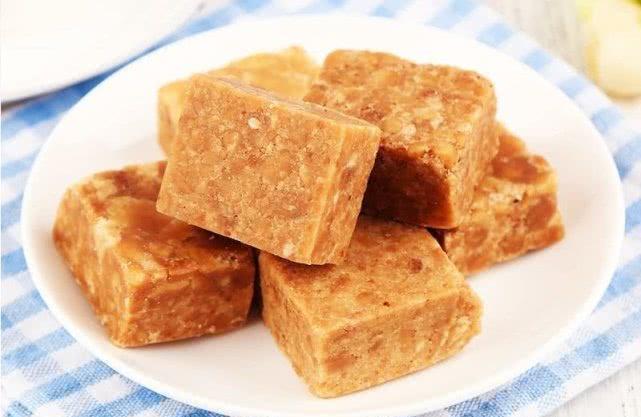 压缩饼干为何特别抗饿?小伙把饼干放入沸水中后,得到了答案