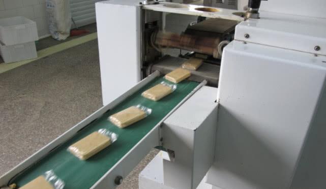 压缩饼干为何特别抗饿?小伙把饼干放入沸水中后,得到了答案