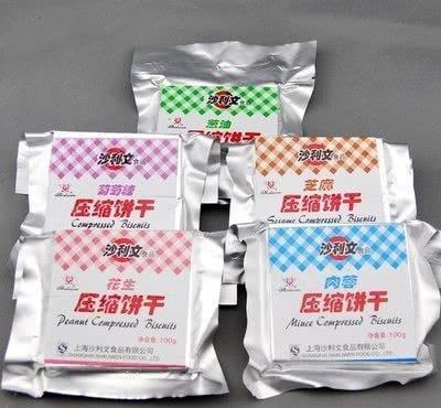 压缩饼干为何特别抗饿?小伙把饼干放入沸水中后,得到了答案