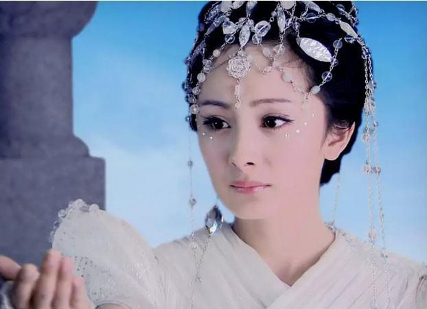 同样都是一身白衣，满头白色首饰的女星，只有她空有美貌而遭群嘲