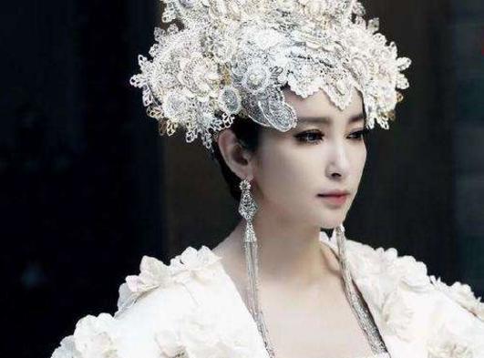 同样都是一身白衣，满头白色首饰的女星，只有她空有美貌而遭群嘲