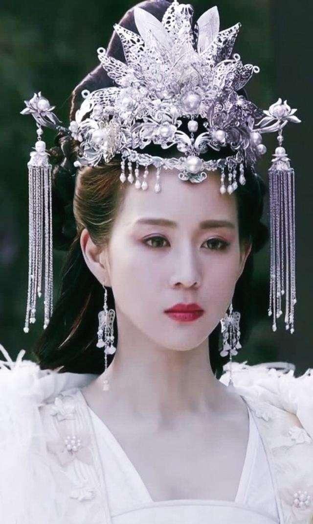 同样都是一身白衣，满头白色首饰的女星，只有她空有美貌而遭群嘲