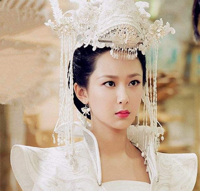 同样都是一身白衣，满头白色首饰的女星，只有她空有美貌而遭群嘲