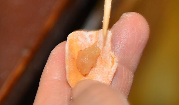 大叔卖“珍珠”饺子，用牙签才能包，顾客：一口吃13个还不过瘾！