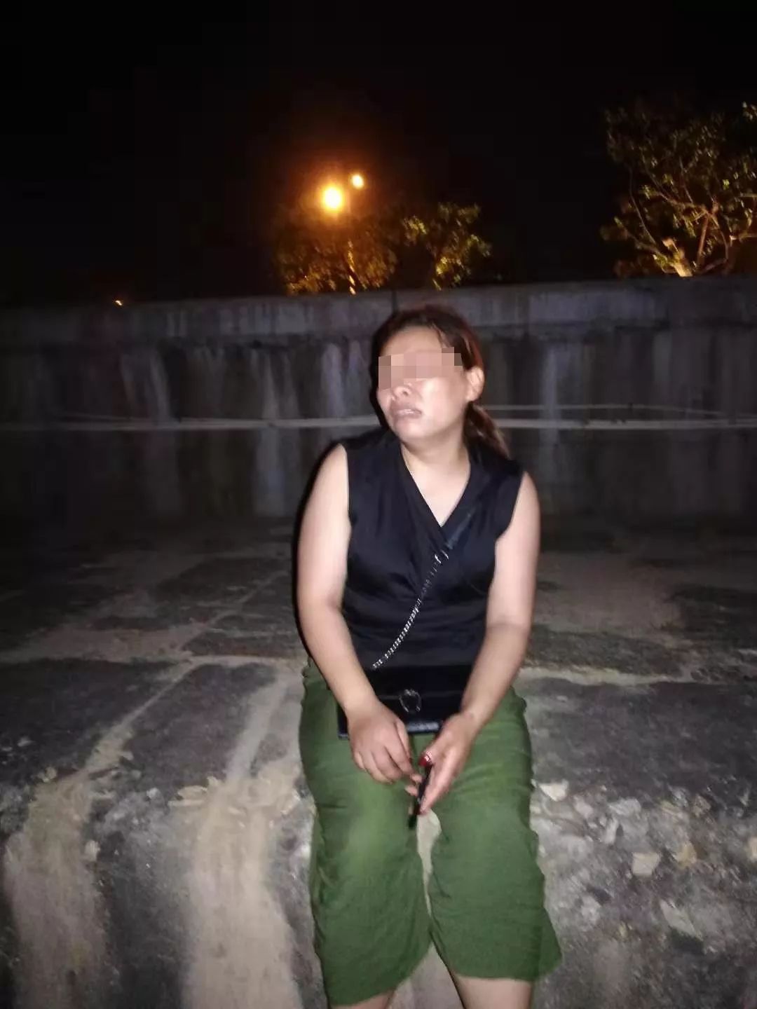 只穿内衣，嘴贴黑胶，五花大绑，她自拍绑架视频勒索亲属