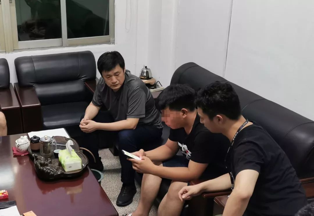 只穿内衣，嘴贴黑胶，五花大绑，她自拍绑架视频勒索亲属