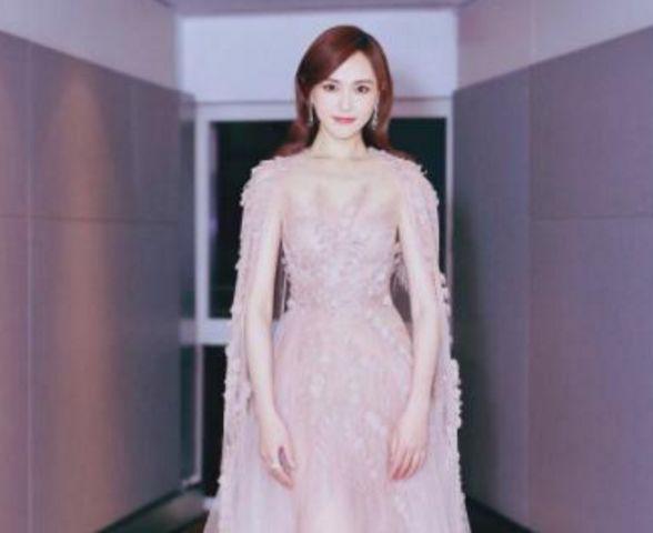 明星小时候家境如何？赵丽颖身后红砖抢镜，唐嫣从小学钢琴