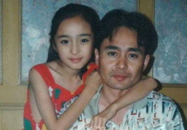 明星小时候家境如何？赵丽颖身后红砖抢镜，唐嫣从小学钢琴