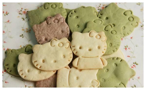 女主人给猫咪做了猫形状饼干，当猫看到后，表情亮了