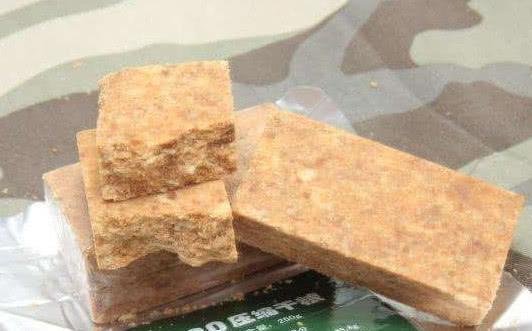 压缩饼干能够“抗饿”的原因,放入热水就能发现!网友:有点意思