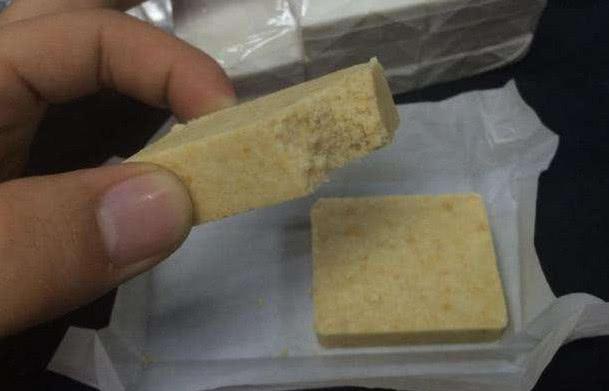 压缩饼干能够“抗饿”的原因,放入热水就能发现!网友:有点意思