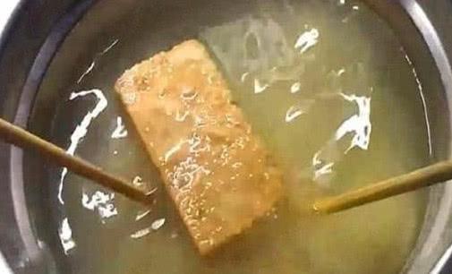 压缩饼干能够“抗饿”的原因,放入热水就能发现!网友:有点意思