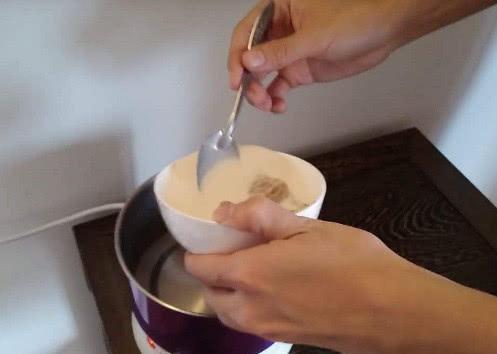 压缩饼干能够“抗饿”的原因,放入热水就能发现!网友:有点意思