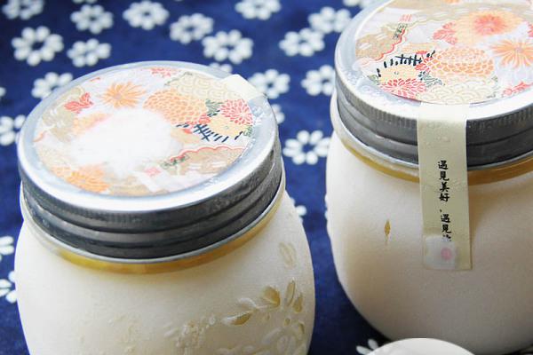 给蜜蜂饲喂白糖,蜂群能快速产蜜吗?老蜂农:科学饲喂才合适