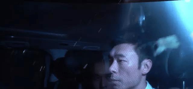 郑秀文演唱会火热开唱，服饰造型大胆前卫，许志安台下表情凝重