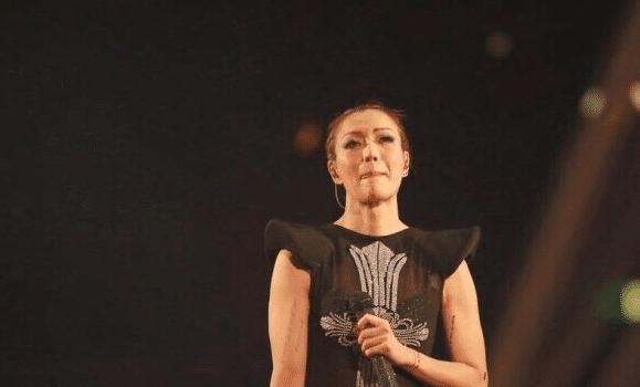 郑秀文演唱会火热开唱，服饰造型大胆前卫，许志安台下表情凝重