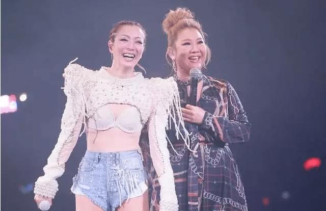 郑秀文演唱会火热开唱，服饰造型大胆前卫，许志安台下表情凝重