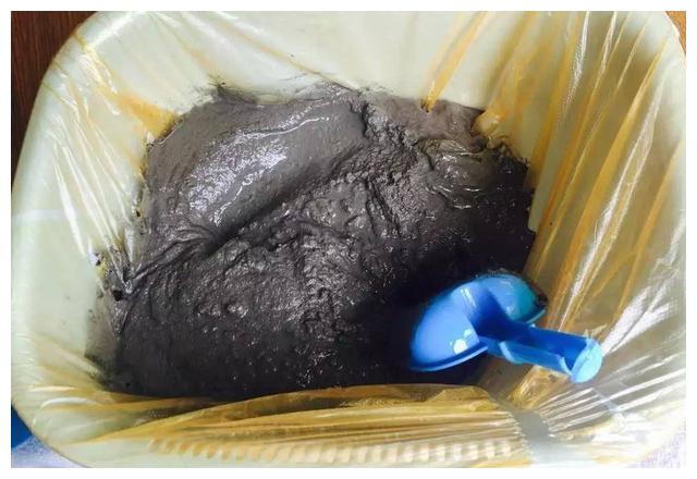 扔了8条旧毛巾，邻居偷偷捡回家浸在水泥里，隔天带8个花盆来找我