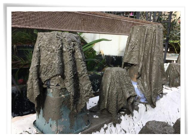 扔了8条旧毛巾，邻居偷偷捡回家浸在水泥里，隔天带8个花盆来找我