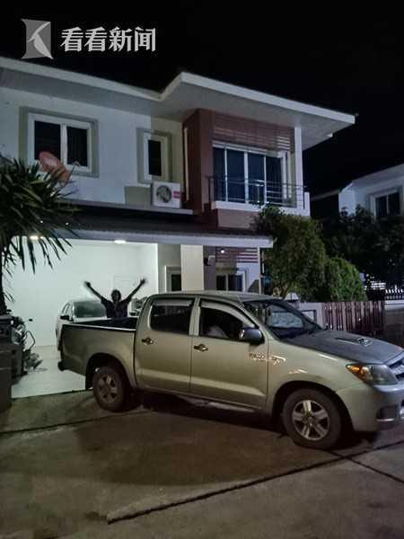 泰国男子帮拾荒老伯运废品回家 见其住所秒崩溃：你狠