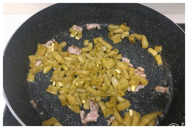 在家用淘米水自制酸豆角，零添加剂，酸豆角炒肉末，下饭超级棒