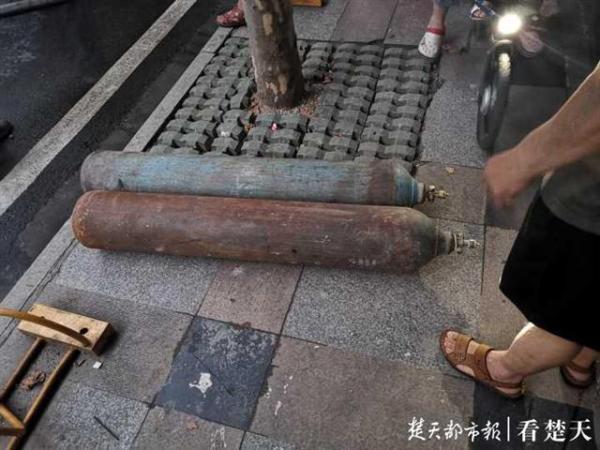 江汉饭店火灾疑因工人切割产生火花引起，施工负责人被警方控制