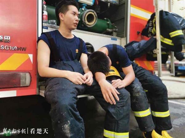 江汉饭店火灾疑因工人切割产生火花引起，施工负责人被警方控制
