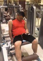女生占器械被男生暴打，血流不止，引网友争议！