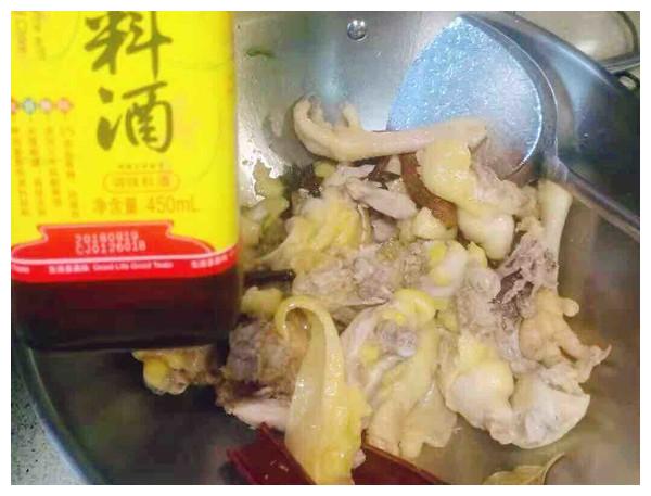 香就一个字！鸡肉紧实有嚼劲，珍珠菇一口一个！怎么吃都不过瘾！