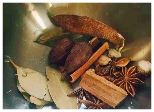 香就一个字！鸡肉紧实有嚼劲，珍珠菇一口一个！怎么吃都不过瘾！