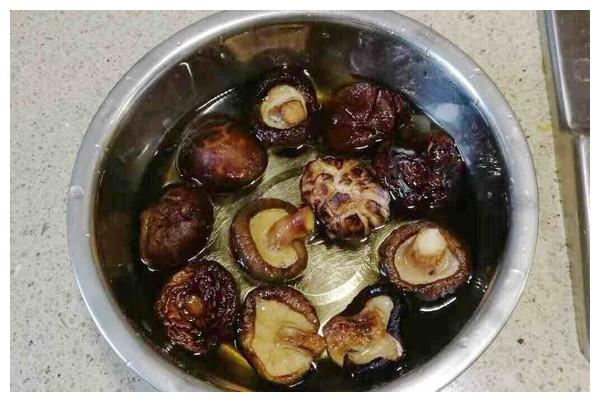 香就一个字！鸡肉紧实有嚼劲，珍珠菇一口一个！怎么吃都不过瘾！