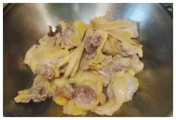 香就一个字！鸡肉紧实有嚼劲，珍珠菇一口一个！怎么吃都不过瘾！