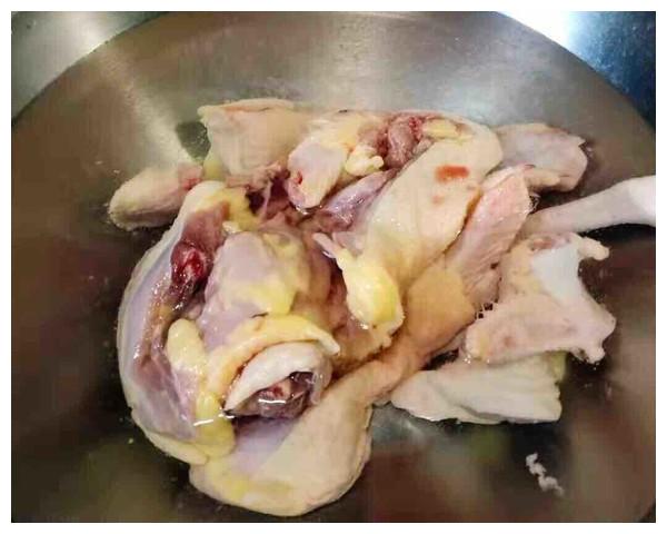 香就一个字！鸡肉紧实有嚼劲，珍珠菇一口一个！怎么吃都不过瘾！