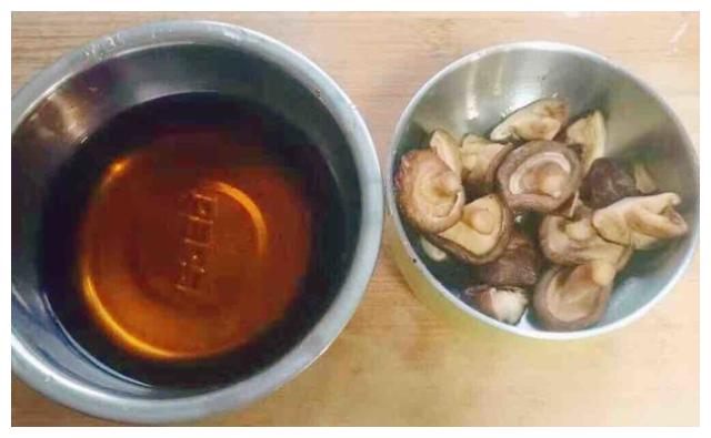 香就一个字！鸡肉紧实有嚼劲，珍珠菇一口一个！怎么吃都不过瘾！