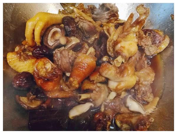 香就一个字！鸡肉紧实有嚼劲，珍珠菇一口一个！怎么吃都不过瘾！