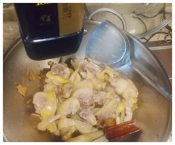 香就一个字！鸡肉紧实有嚼劲，珍珠菇一口一个！怎么吃都不过瘾！