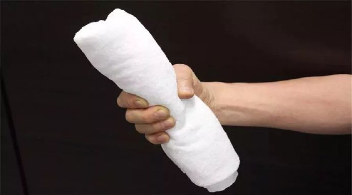 “握毛巾法”辅助降血压！每家都用得上