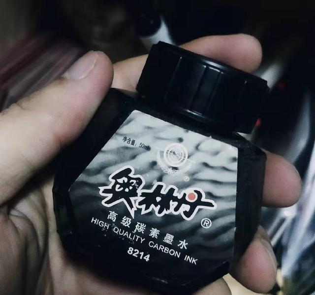 如何体验陈年葡萄酒的石墨香气？