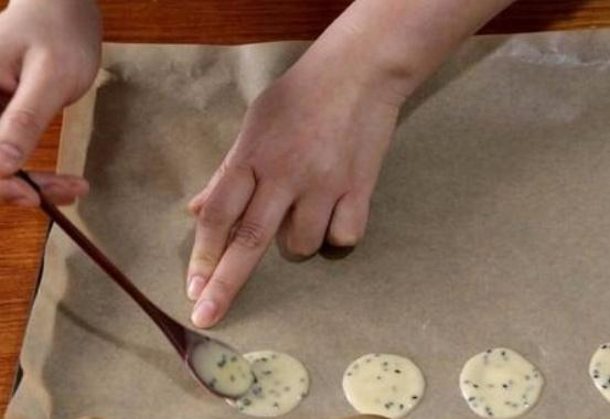 孩子吃饼干不用买,手把手教你,鸡蛋面粉搅一搅就有美味!