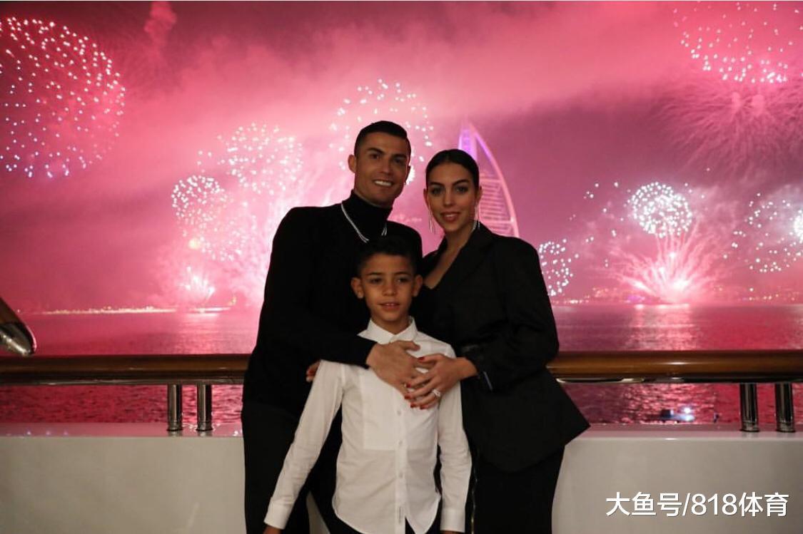 C罗乔治娜迪拜度假!游艇热吻帆船酒店当背景 带迷你罗看烟花跨年