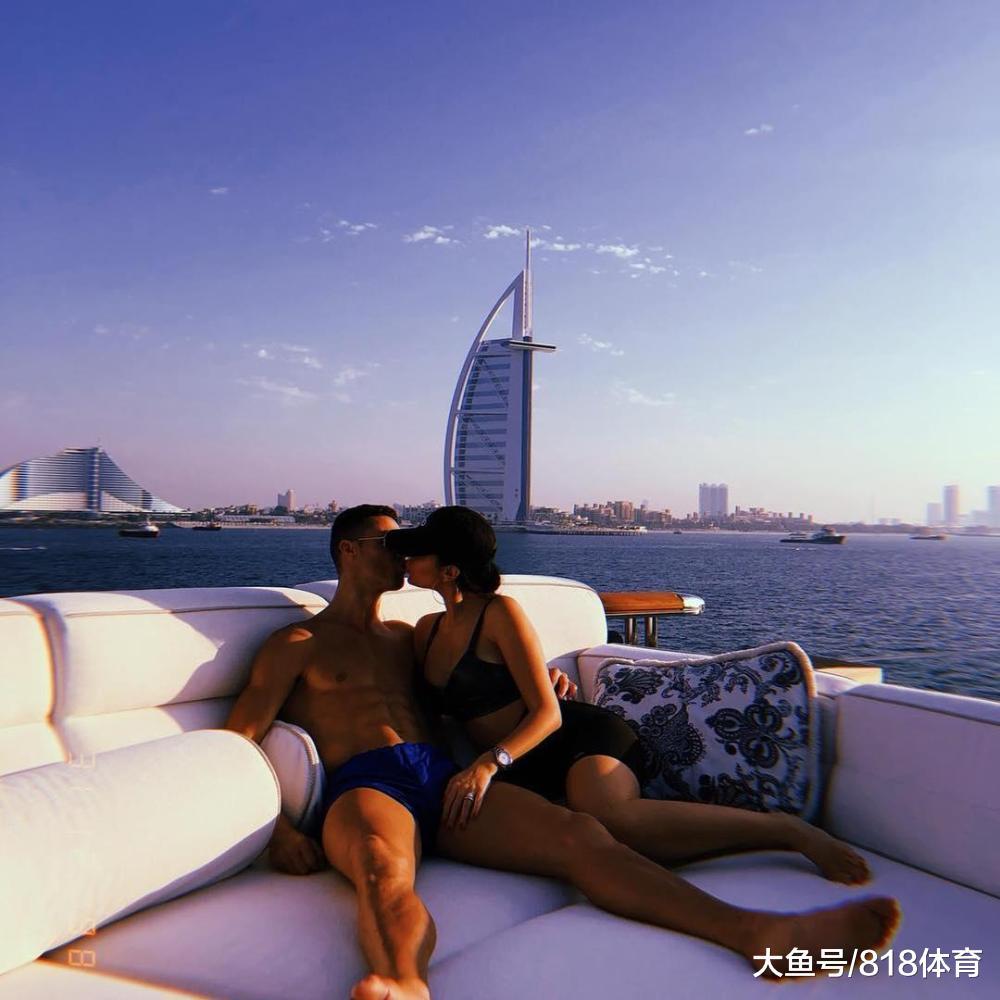 C罗乔治娜迪拜度假!游艇热吻帆船酒店当背景 带迷你罗看烟花跨年