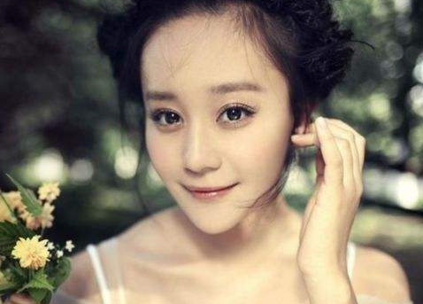 海陆的豪宅有多豪华？卧室大床都是红实木的，客厅墙上全用大理石