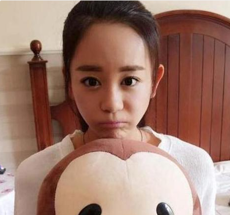 海陆的豪宅有多豪华？卧室大床都是红实木的，客厅墙上全用大理石