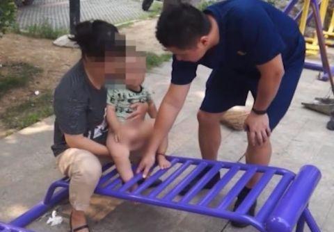 婴儿小肉脚被卡在健身器材内 蚌埠消防员扩张救援