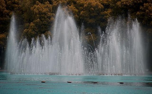 世界上最刺激的喷泉，7顿水冲到140米高空，水速达每小时200千米