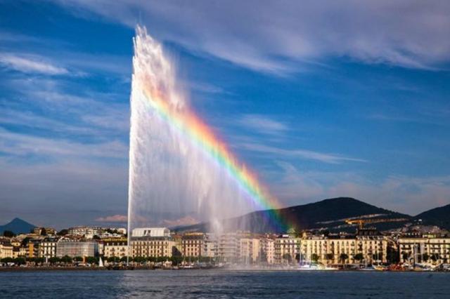世界上最刺激的喷泉，7顿水冲到140米高空，水速达每小时200千米