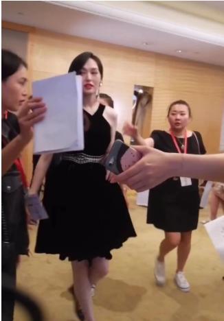 唐嫣穿平底鞋亮相，俯拍镜头下，遮肚子手法太高明